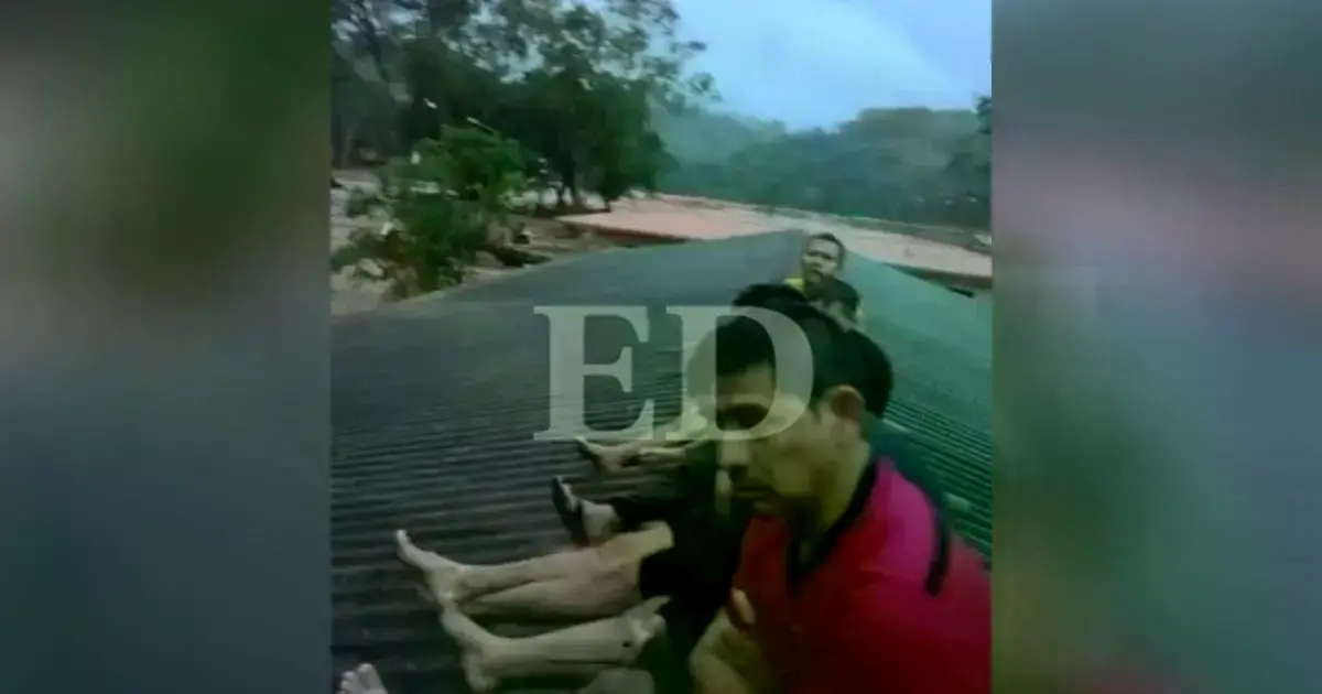 Comunarios subidos a los techos de las casas tras la inundación.