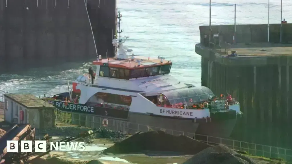 Un grupo de personas, presuntamente migrantes, son trasladadas a Dover por la Border Force.