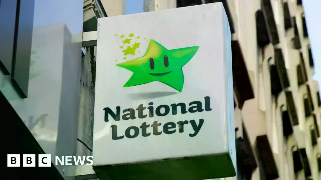 Un billete de lotería y monedas de euro.