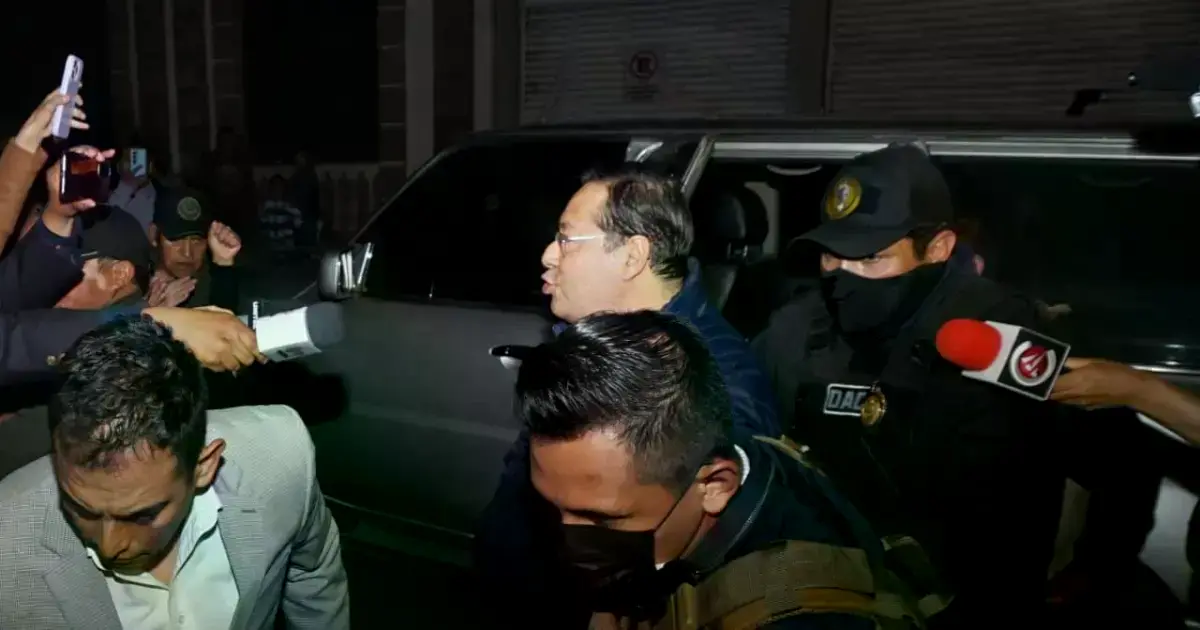 Arce llega al penal de San Pedro.