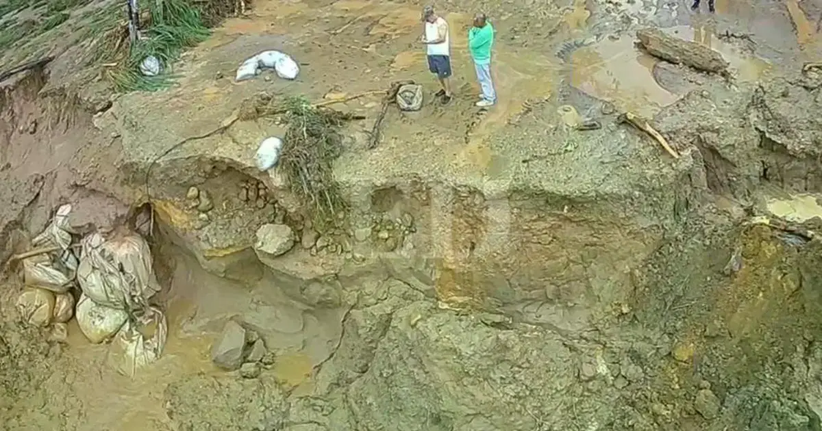 Puente de Colpa Bélgica afectado por la crecida del río.