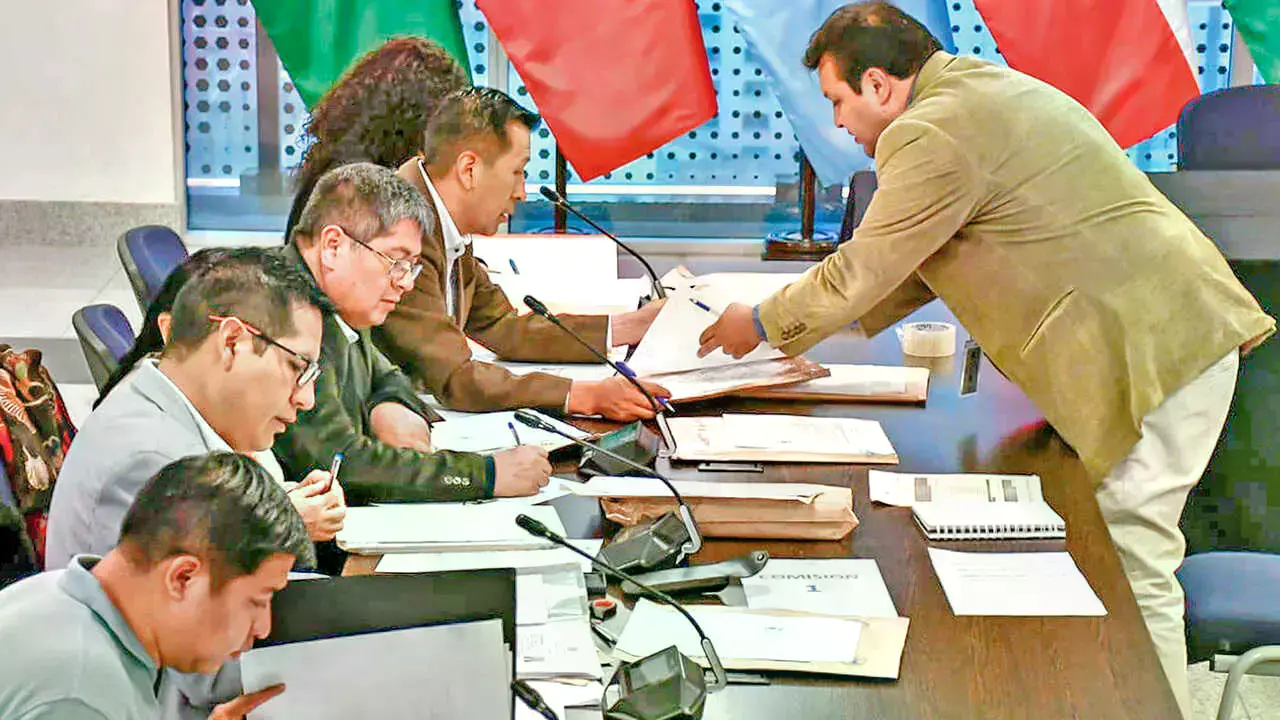 Legisladores revisan la documentación de los postulantes a vocales al TSE.