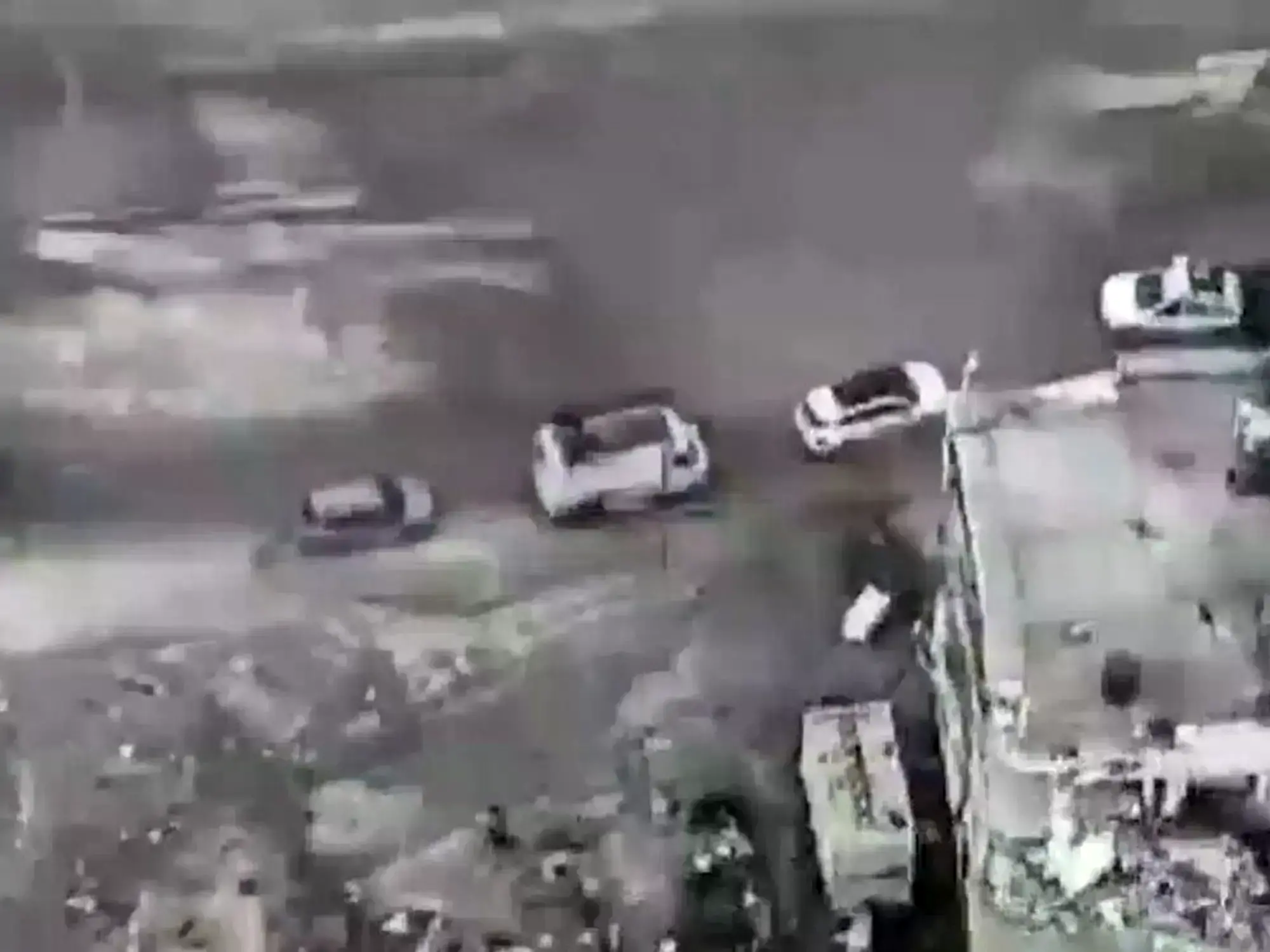 Un auto destruido tras un ataque israelí al oeste de Gaza, en medio del cese al fuego.