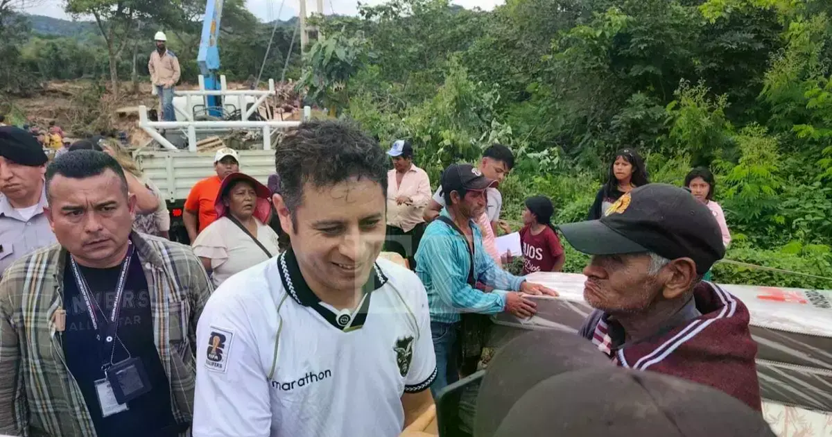 Vicepresidente Lara con comunarios afectados por las inundaciones en El Torno