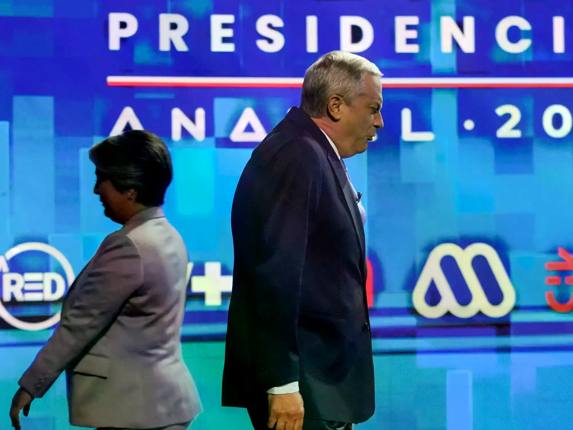 Preparativos para las elecciones en un centro de votación en Santiago, Chile.