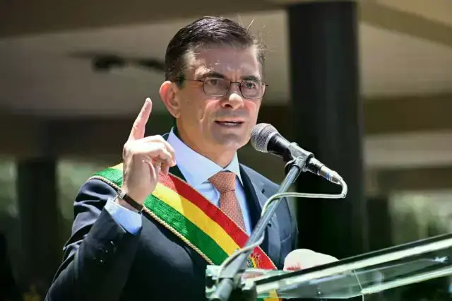 El presidente Rodrigo Paz en el acto de egreso de subtenientes y alféreces de las Fuerzas Armadas en La Paz.