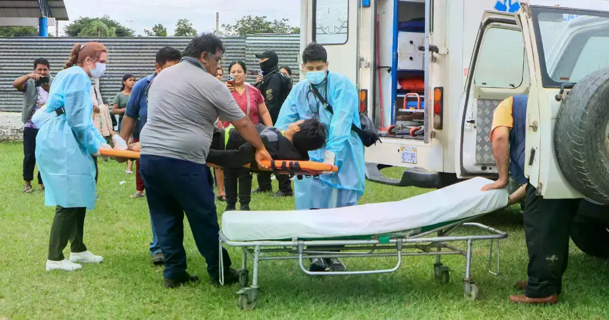 Funcionarios trasladan a uno de los afectados por el desborde del río Piraí.