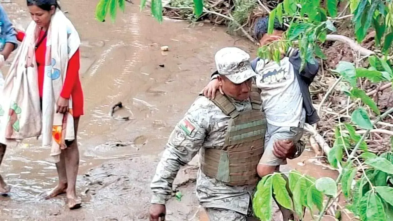 Un niño es auxiliado en medio de las operaciones en El Torno.