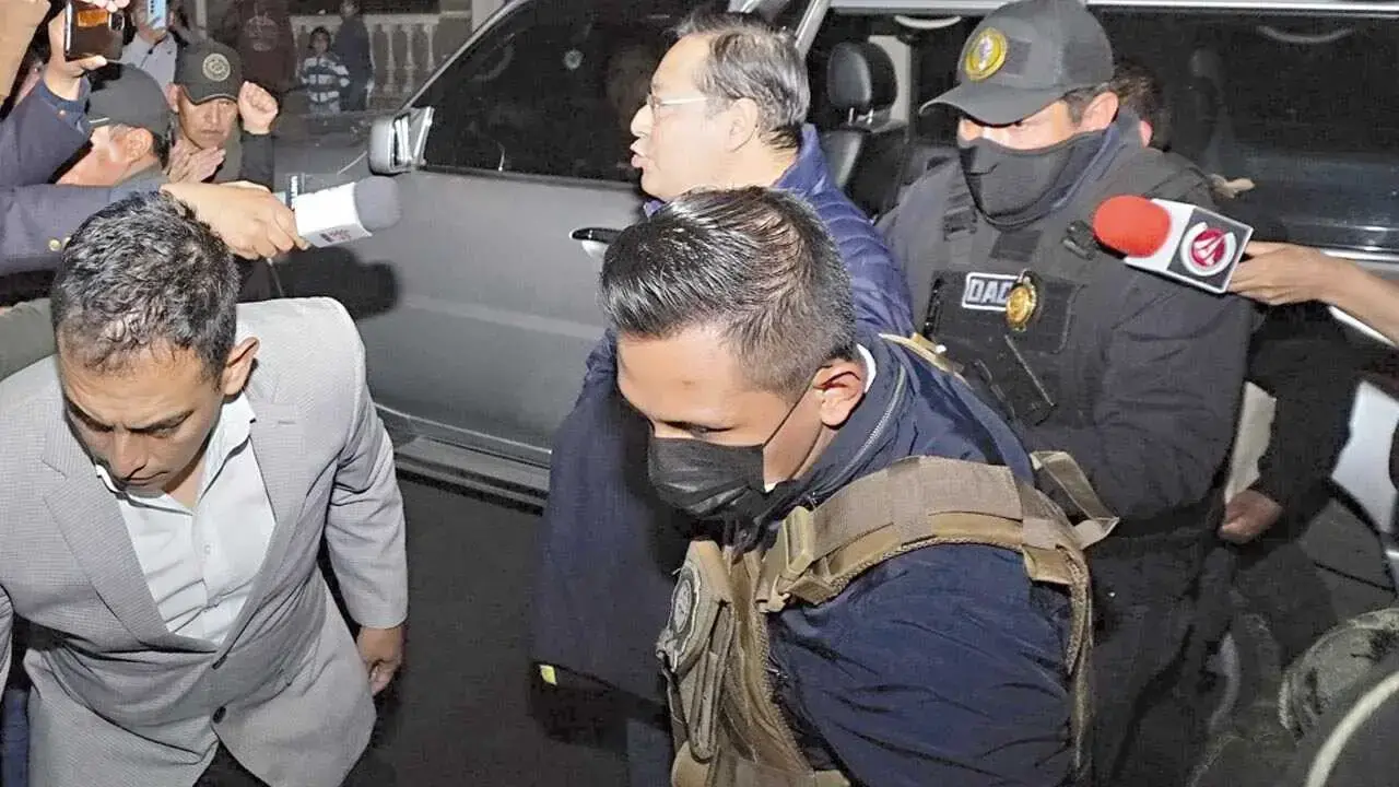 El expresidente Luis Arce es llevado al penal de San Pedro.