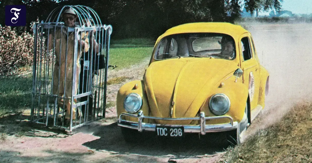 Un Volkswagen Escarabajo, presentado como parte del patrimonio cultural automovilístico.