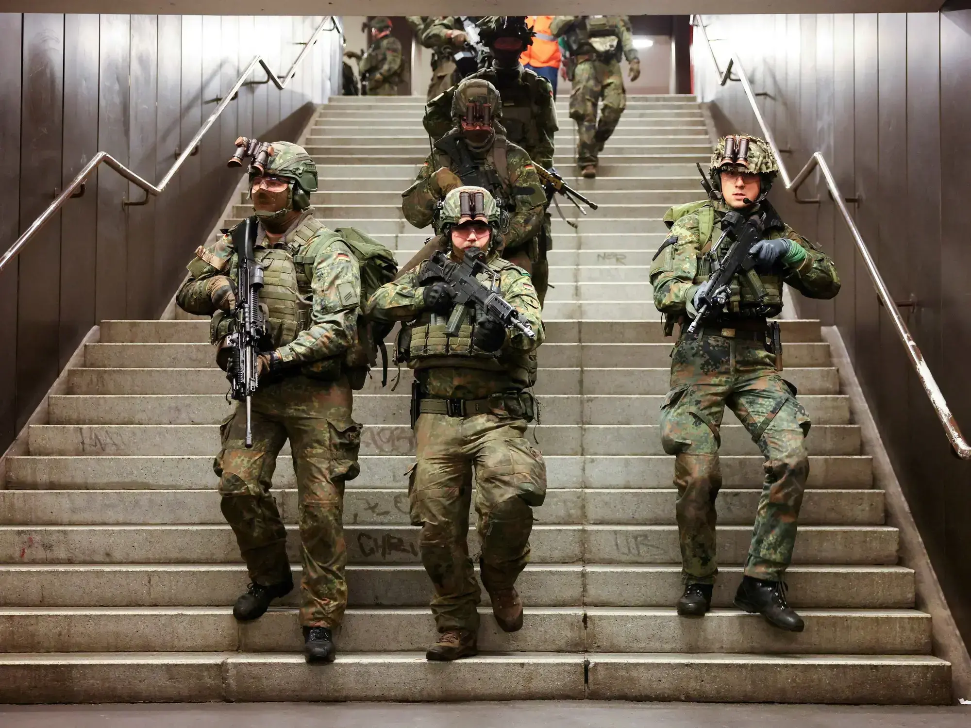Soldados alemanes participan de un ejercicio táctico en una estación de metro de Berlín, en noviembre.