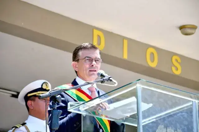 Arce durante su ingreso a San Pedro y el presidente Rodrigo Paz durante un acto en el Colegio Militar.