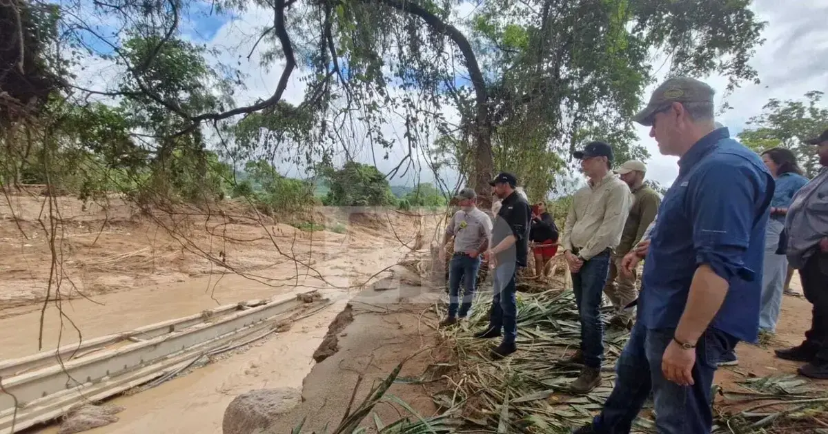 Puente caído en la junta Piraí, camino a Cenvicruz