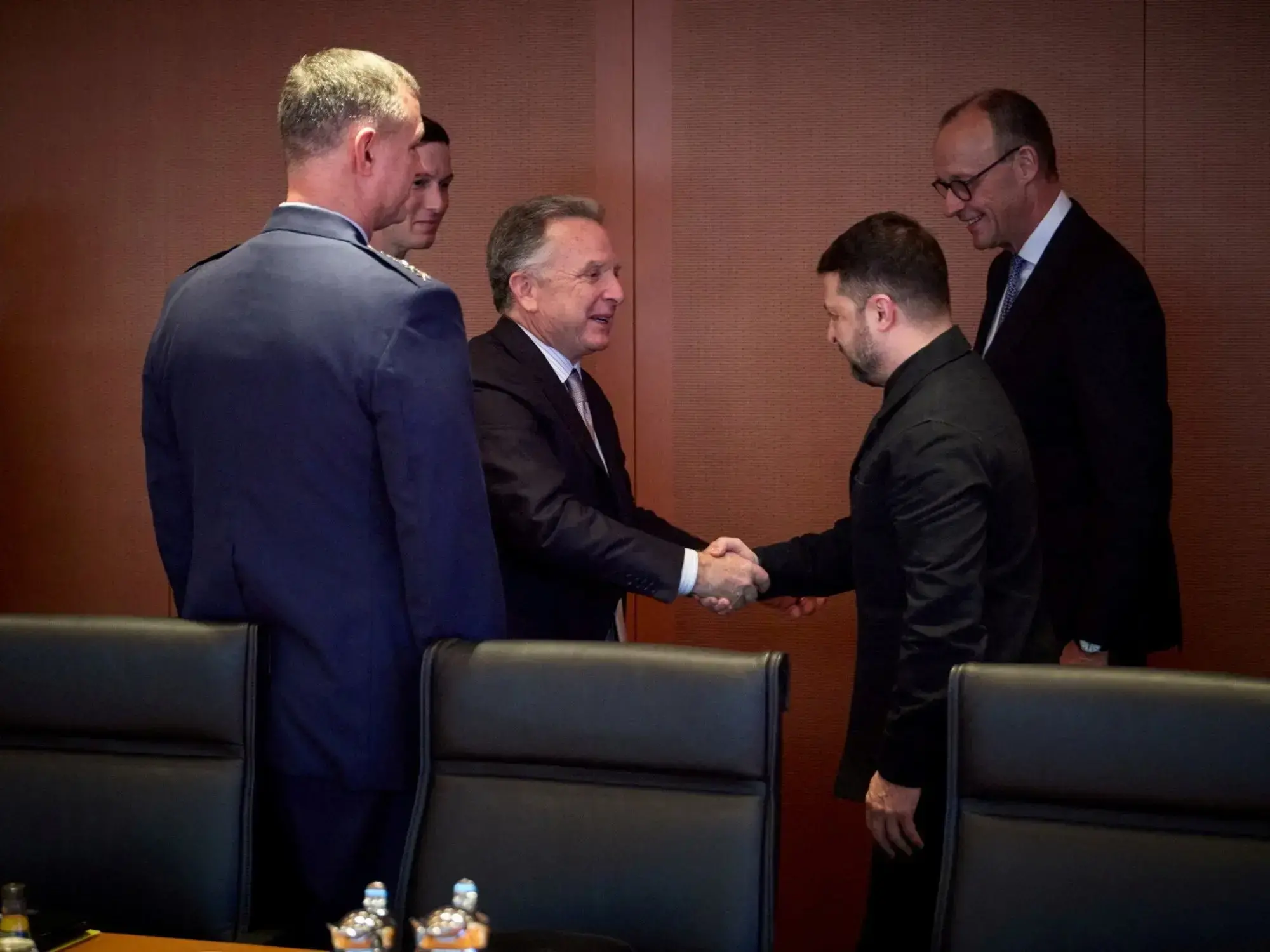 El presidente ucraniano Volodimir Zelenski se reúne con enviados estadounidenses y el canciller alemán.