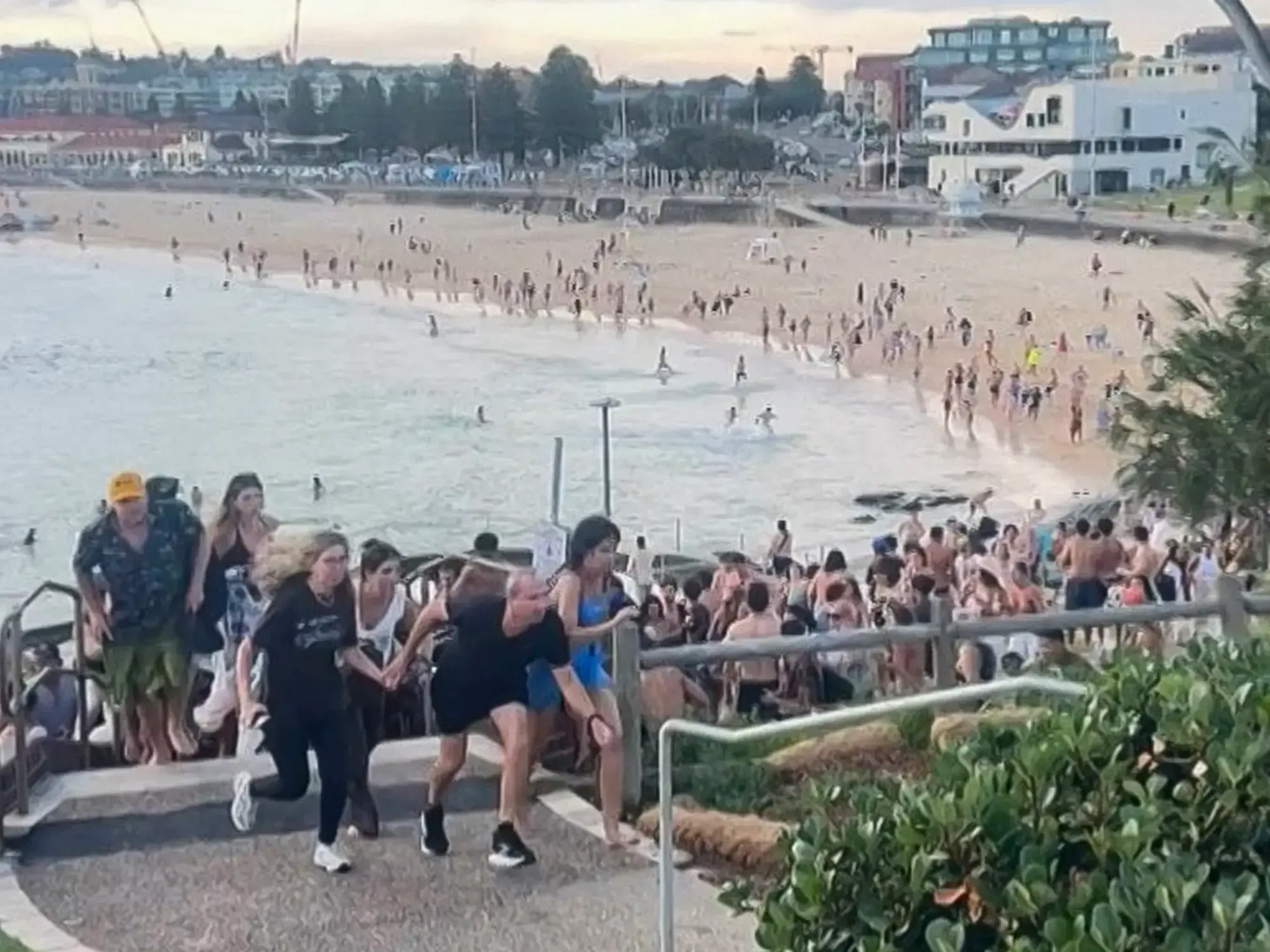 Personas intentan escapar durante el ataque terrorista en Bondi Beach.