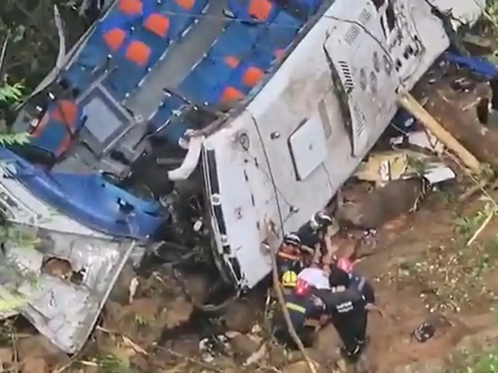 El micro accidentado con el techo desprendido en un precipicio de Antioquia.