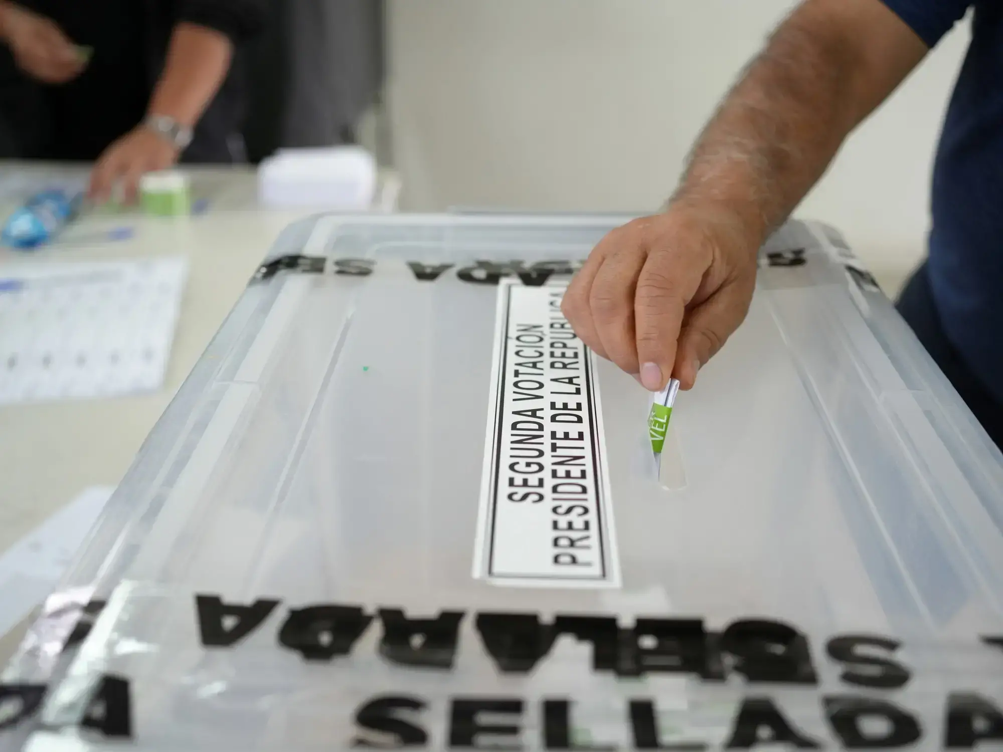 Un hombre vota en Santiago en la segunda vuelta de las elecciones presidenciales en Chile.