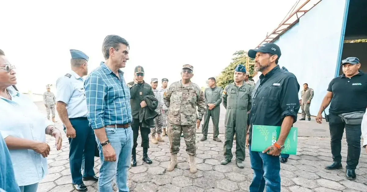 El presidente Rodrigo Paz es recibido por el gobernador Luis Fernando Camacho en el aeropuerto El Trompillo.