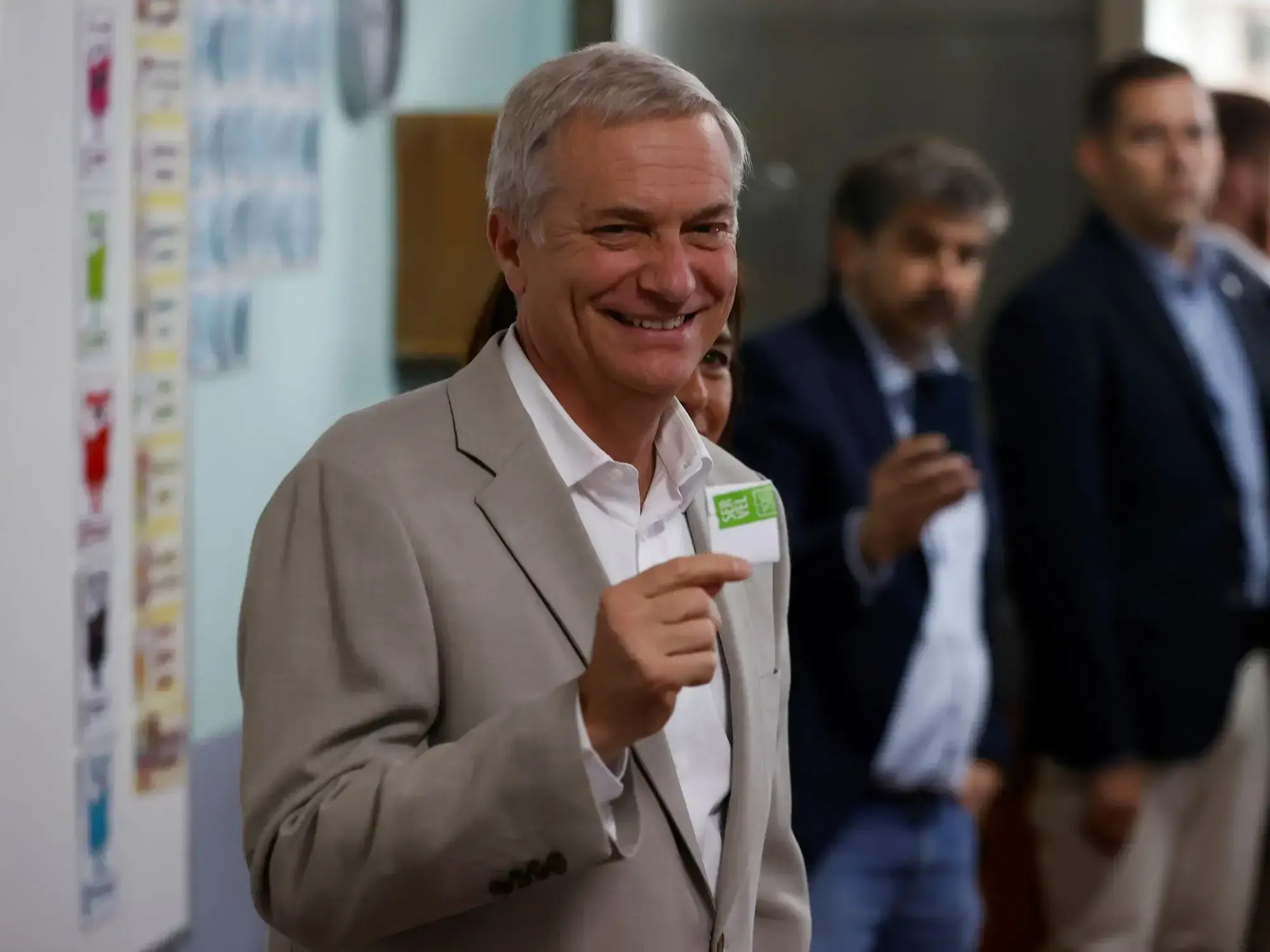 José Antonio Kast muestra su voto en la segunda vuelta presidencial.