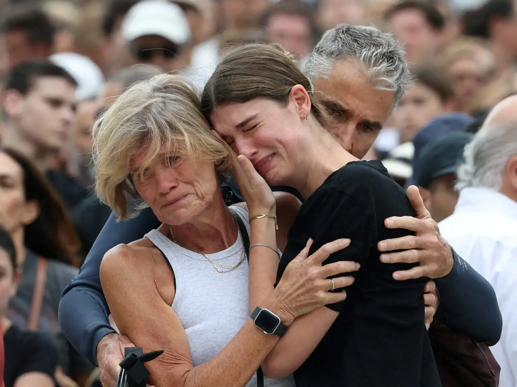 Familiares y amigos lloran en el homenaje a las víctimas del ataque en Australia.