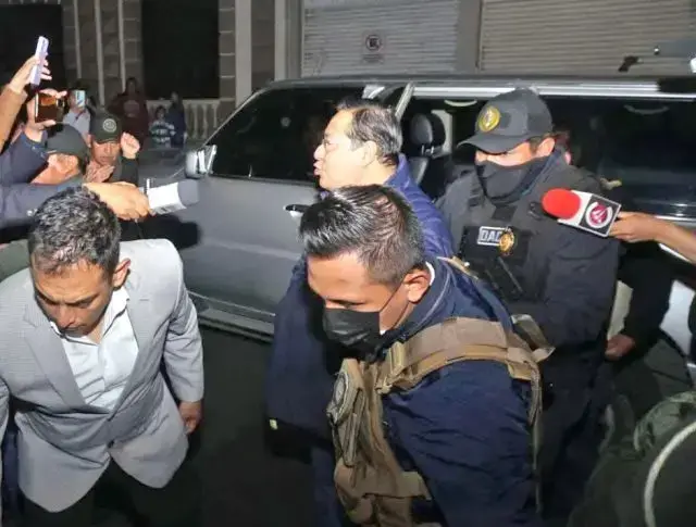 El expresidente Luis Arce cuando era ingresado al penal de San Pedro.