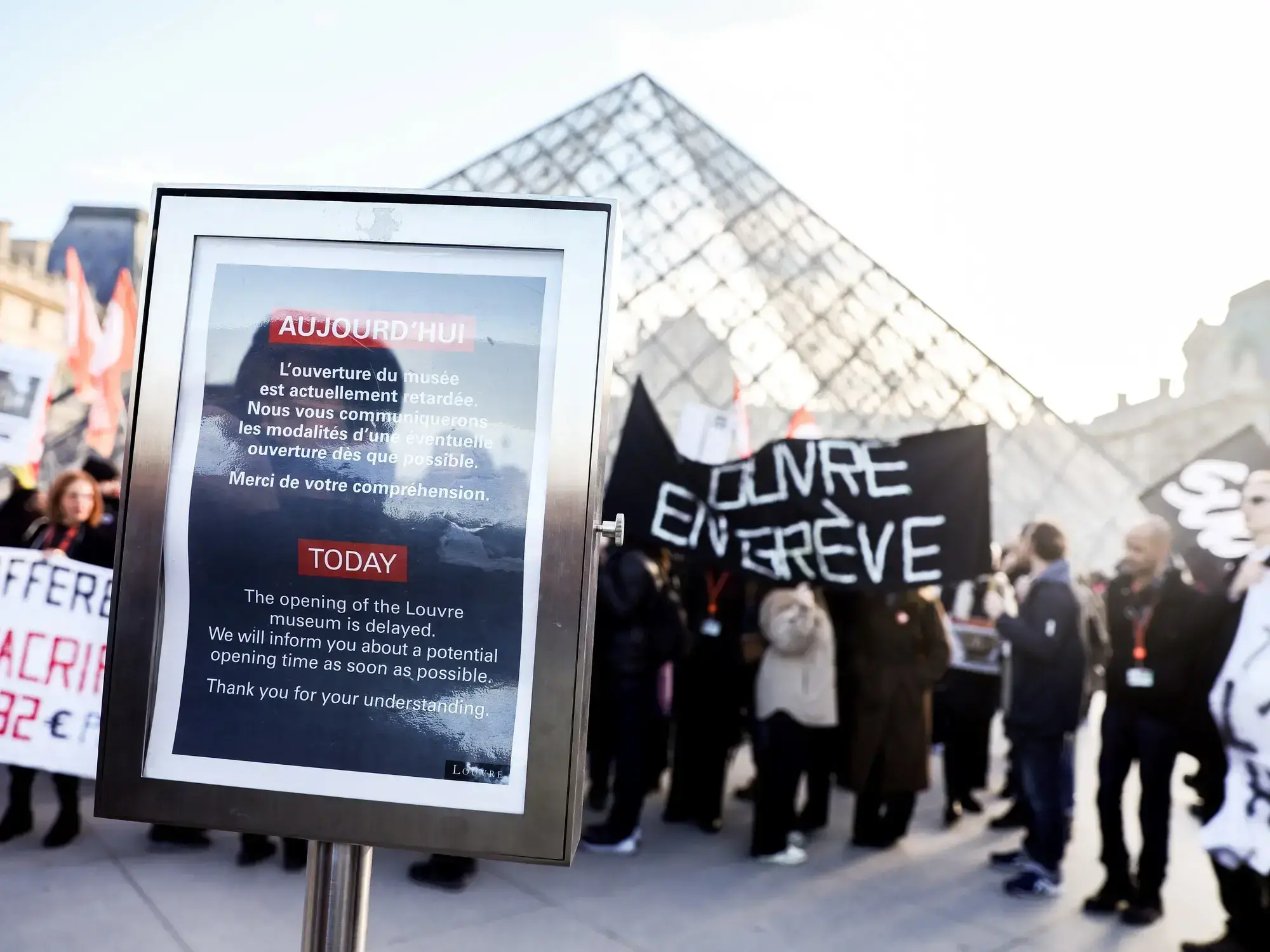 Trabajadores del Louvre durante la huelga de este lunes en el museo.