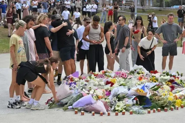 Dolientes depositan flores en un monumento improvisado en Bondi Beach, Sídney.
