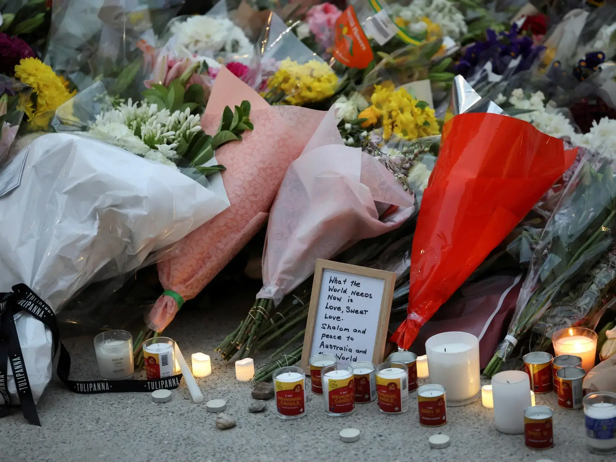 Velas y ofrendas florales en homenaje a las víctimas del atentado en Bondi Beach, Australia.