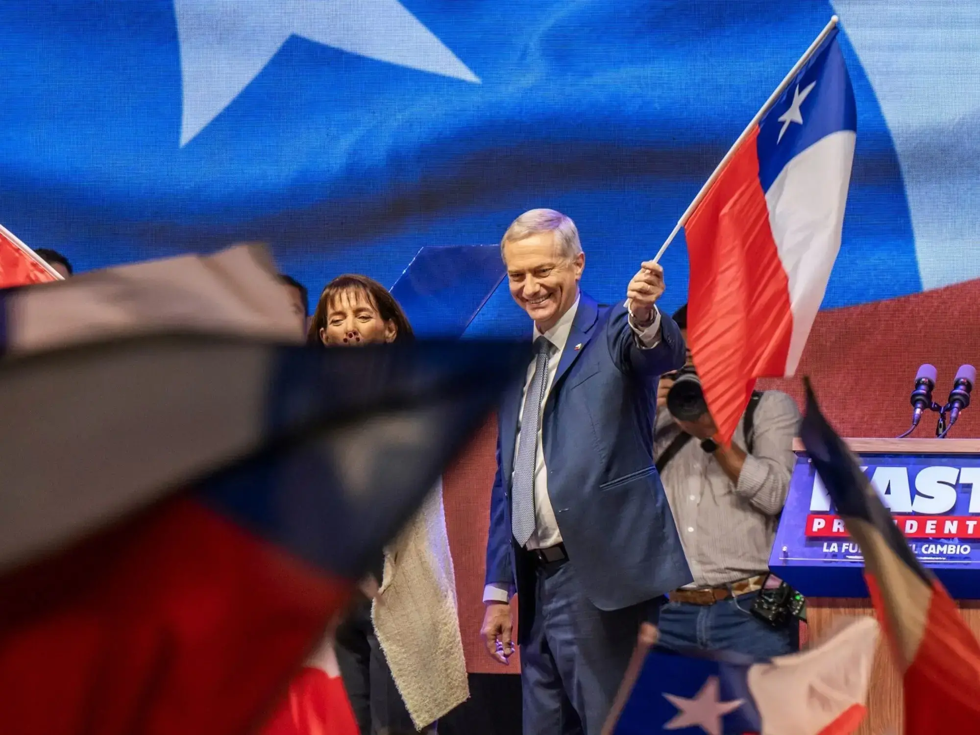 José Antonio Kast, presidente electo de Chile, ante sus seguidores el domingo a la noche, en Santiago.