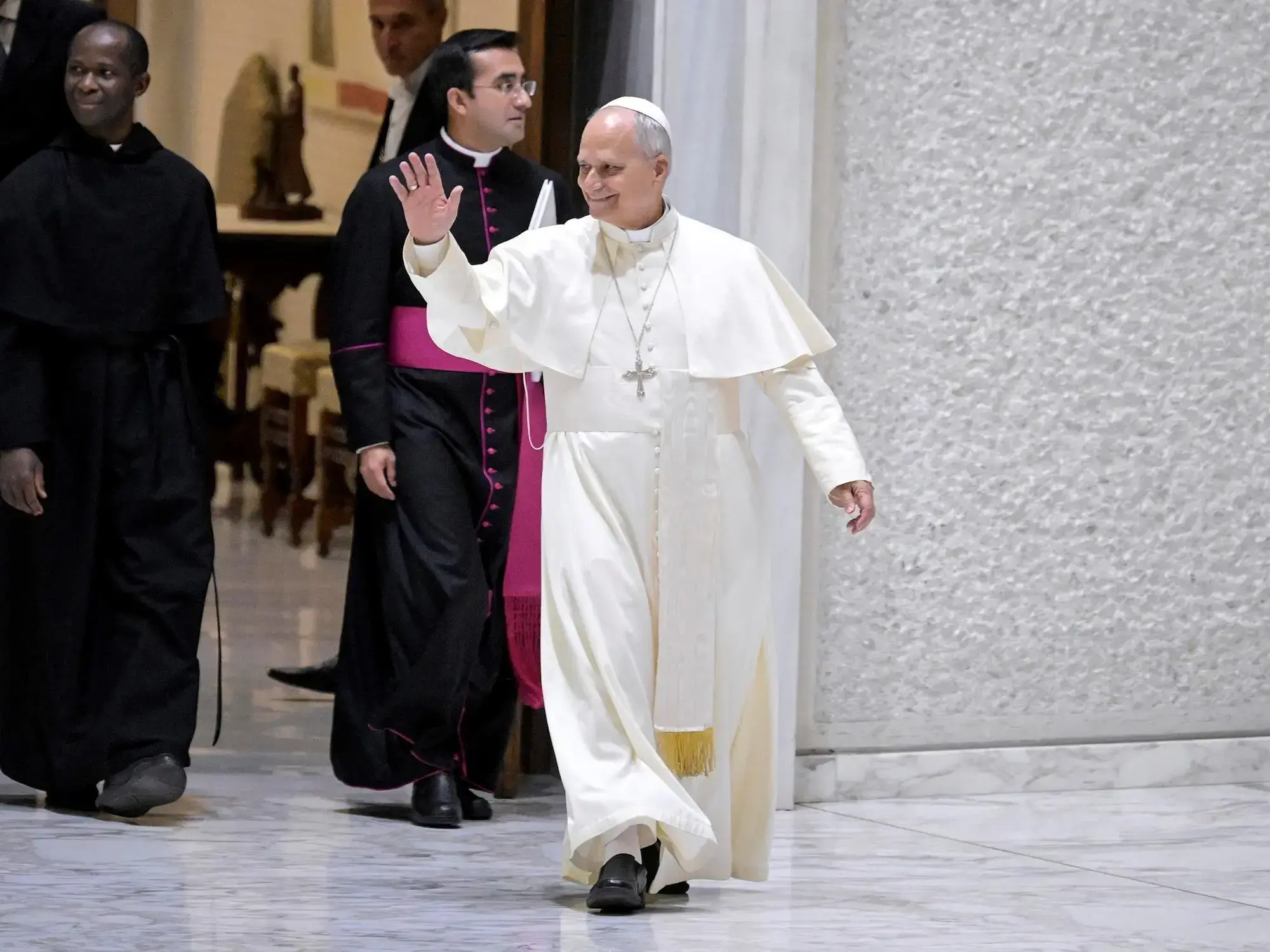 El Papa León XIV llega a una audiencia en la Sala Pablo VI.