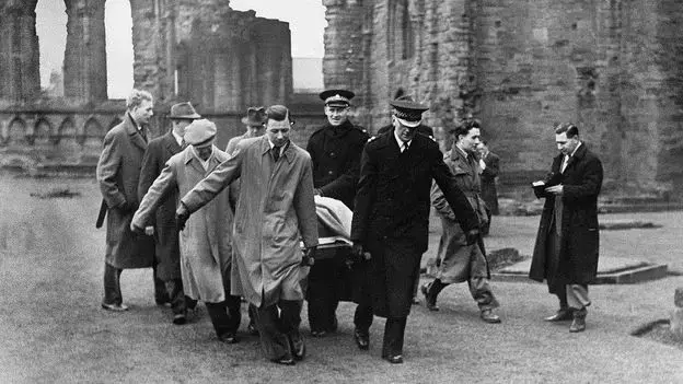 La Piedra del Destino bajo la Silla de la Coronación en la Abadía de Westminster en 1937.
