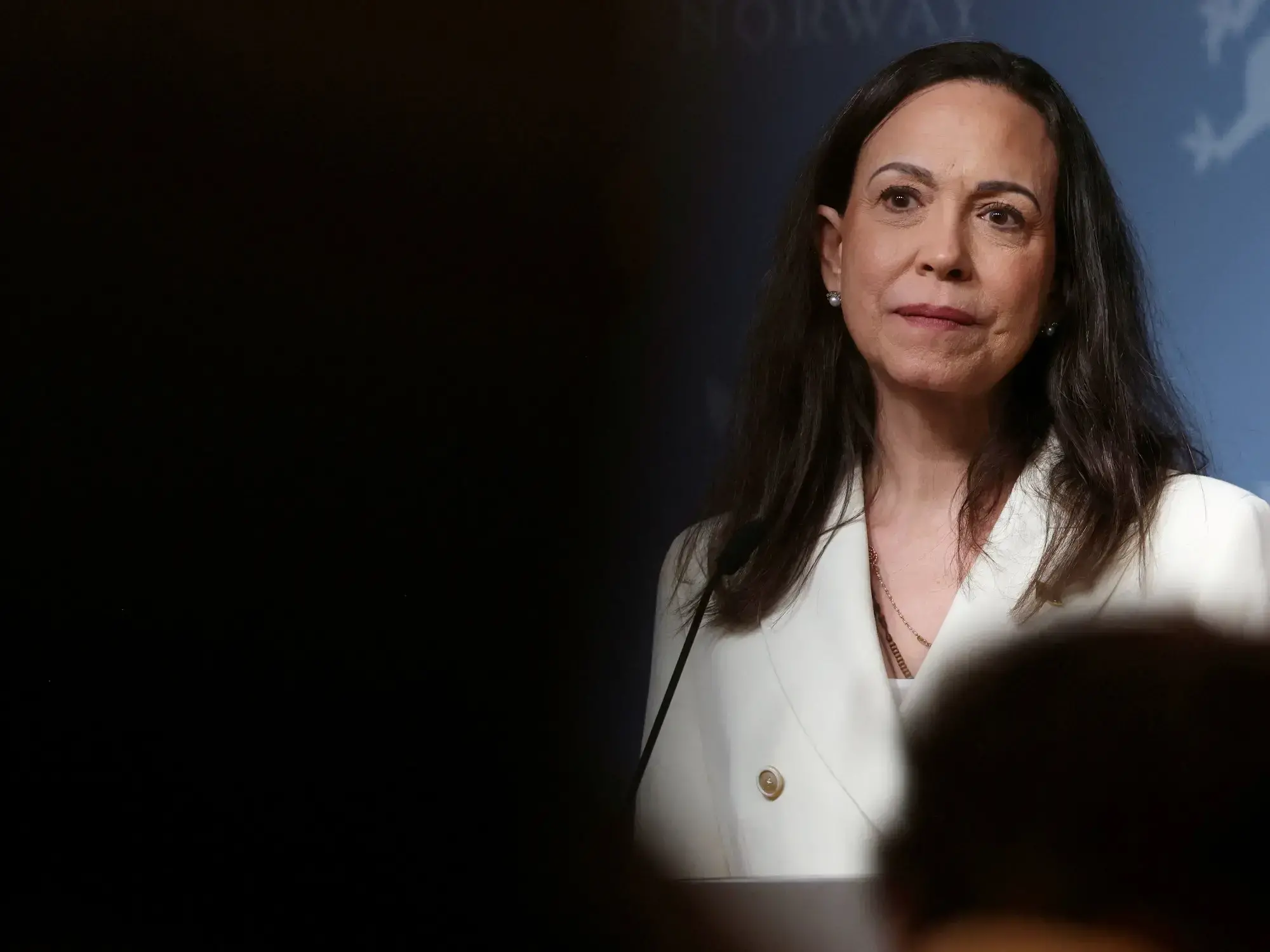 María Corina Machado, saludando a simpatizantes en Oslo.