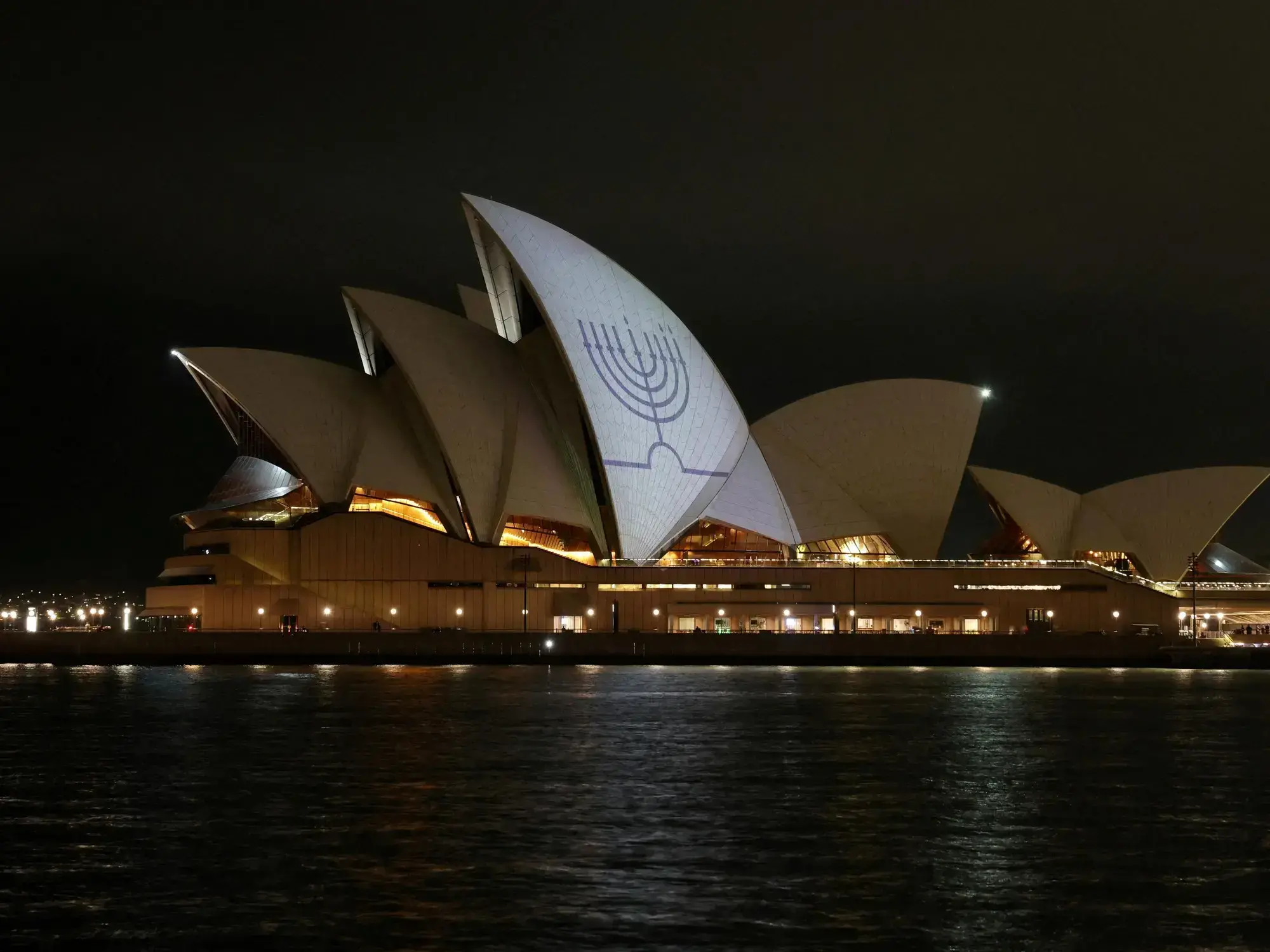 El edificio de la Ópera de Sídney se iluminó con velas de la menorá para conmemorar a las víctimas.
