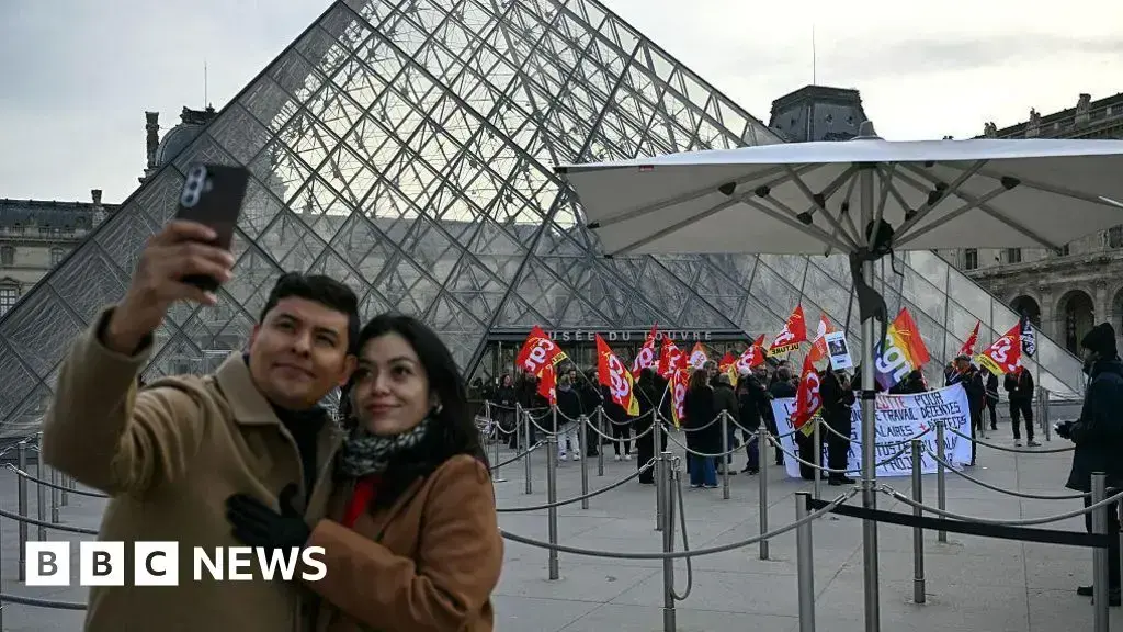 La pirámide del museo del Louvre en París.
