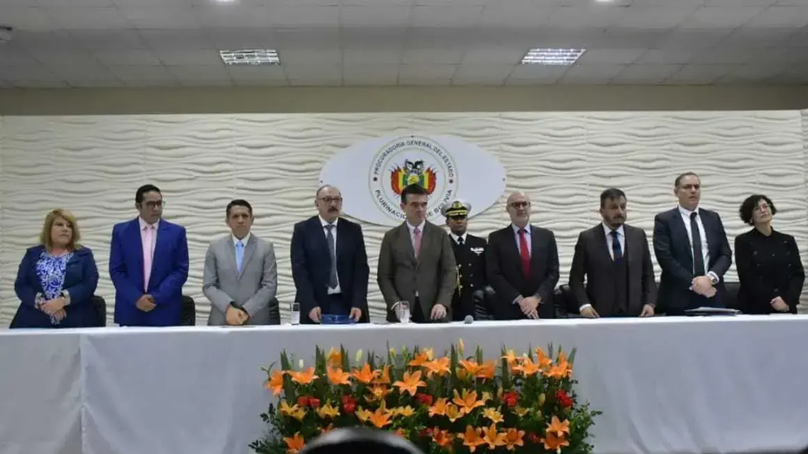 El presidente Rodrigo Paz junto a integrantes de la Comisión de la Verdad de Hidrocarburos.