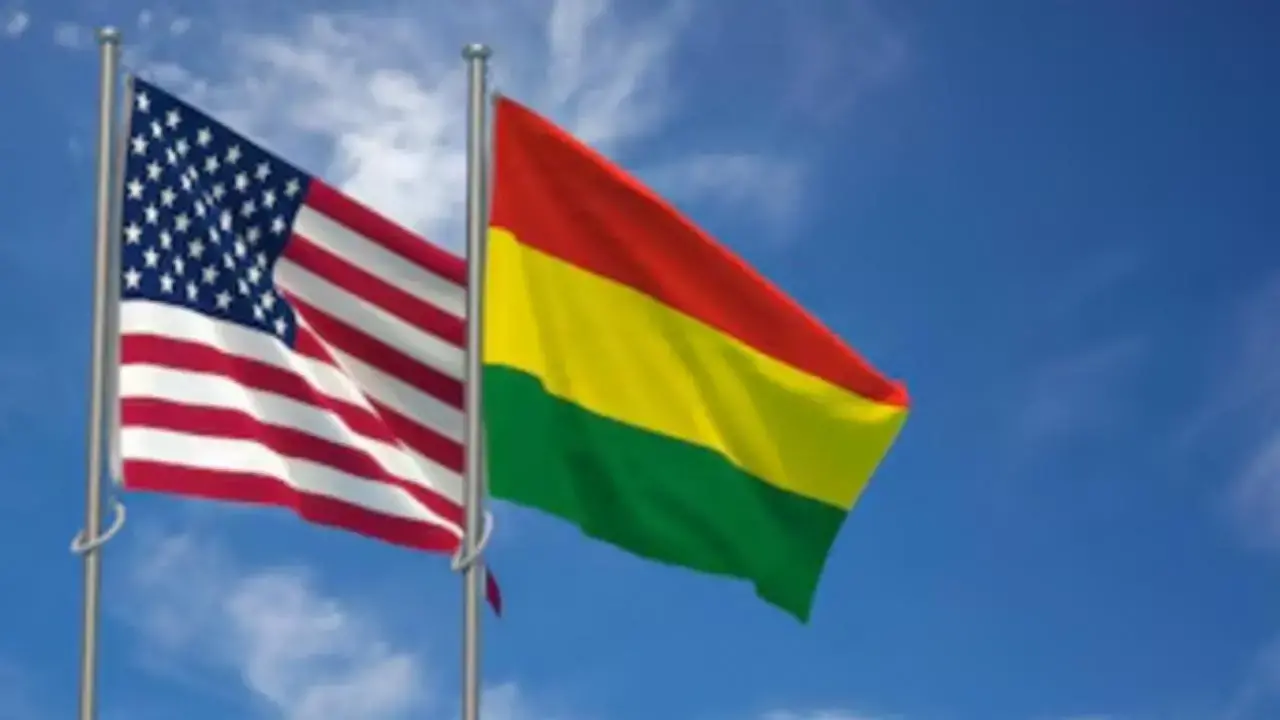 Banderas de Estados Unidos y Bolivia.