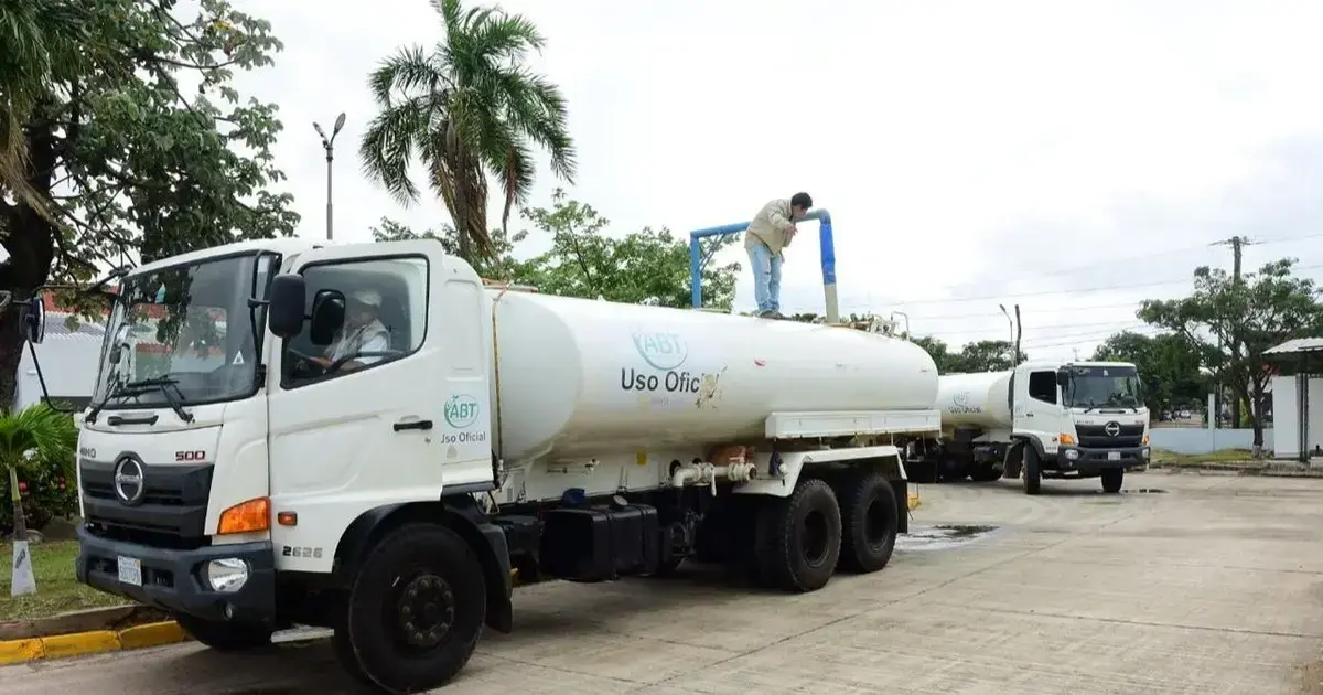 Camiones cisterna cargan agua potable antes de partir hacia Colpa Bélgica y El Torno.