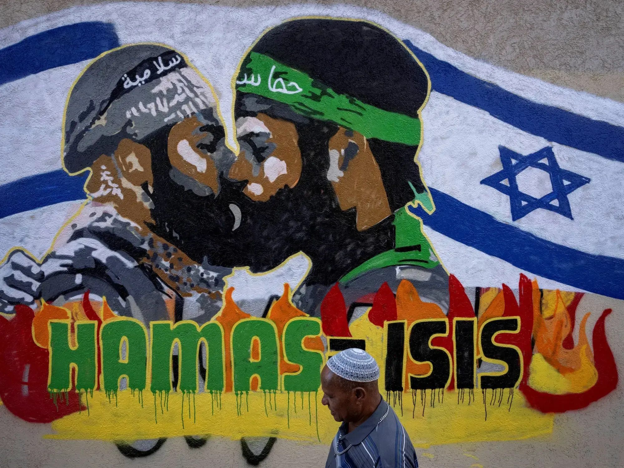 Un hombre pasa junto a un grafiti que dice 'Hamás es igual a ISIS' en Tel Aviv, Israel, en octubre de 2023.