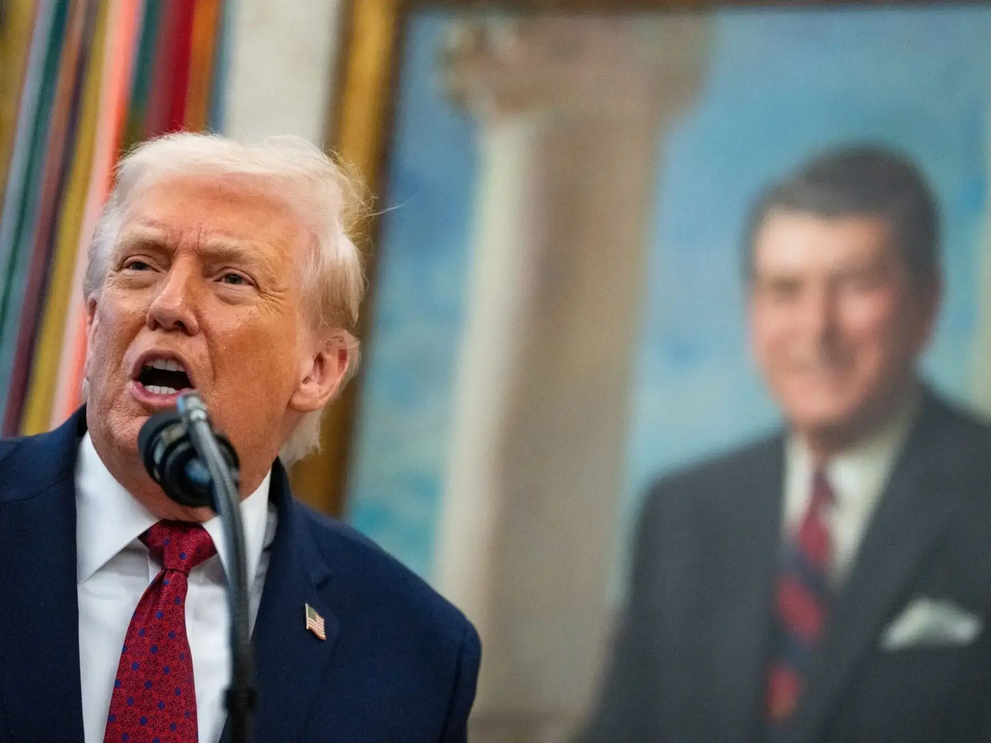 Donald Trump firma una orden ejecutiva en la Casa Blanca.