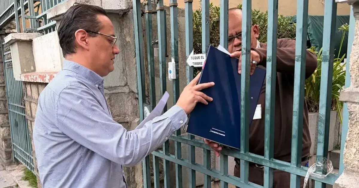 Un representante de la alianza entrega los documentos en la sede del TSE.