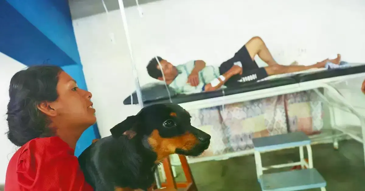 Leonela junto a la mascota que ayudó a encontrar a su padre, que estaba entre los escombros