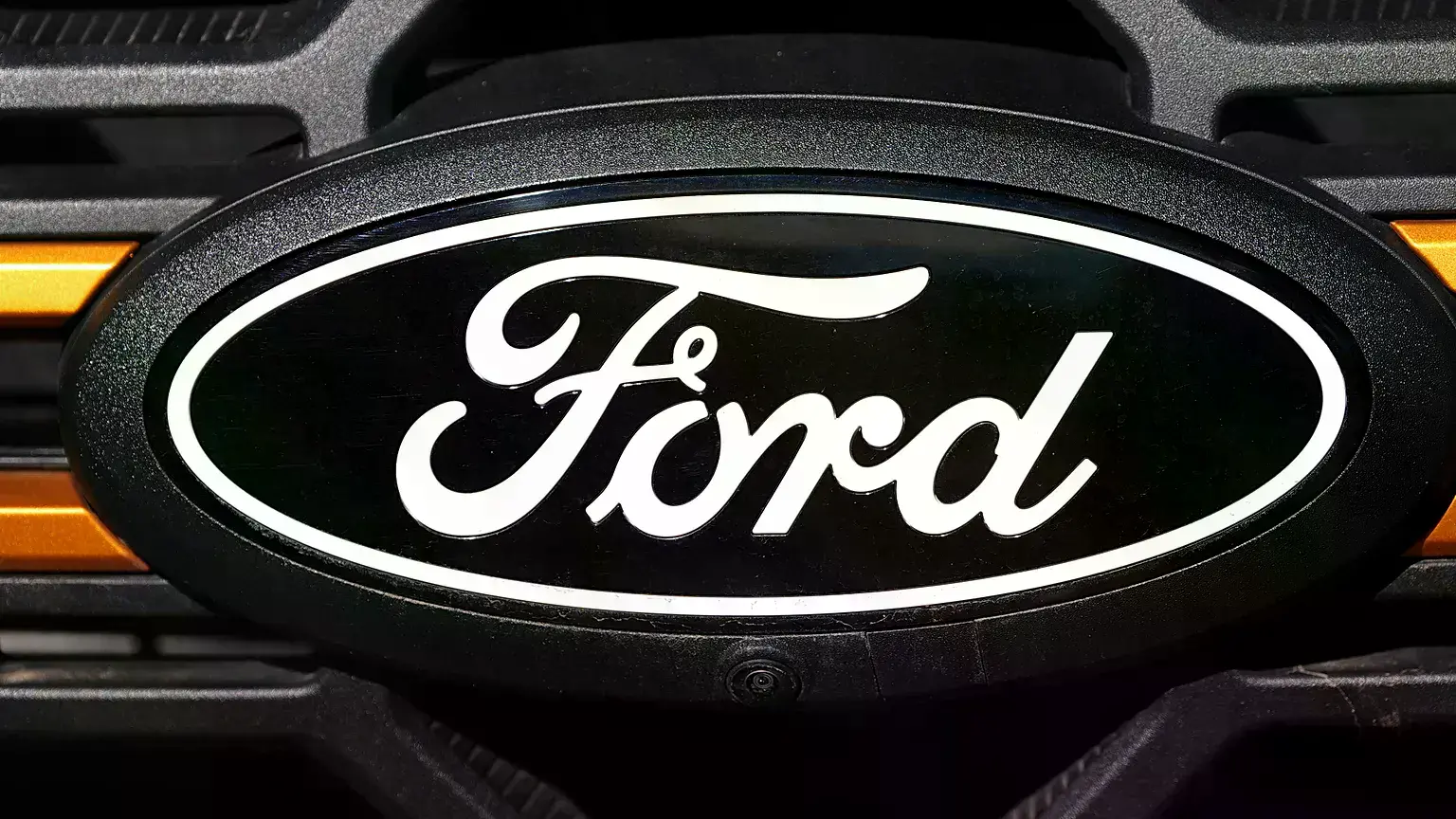El logotipo de Ford en una fábrica.