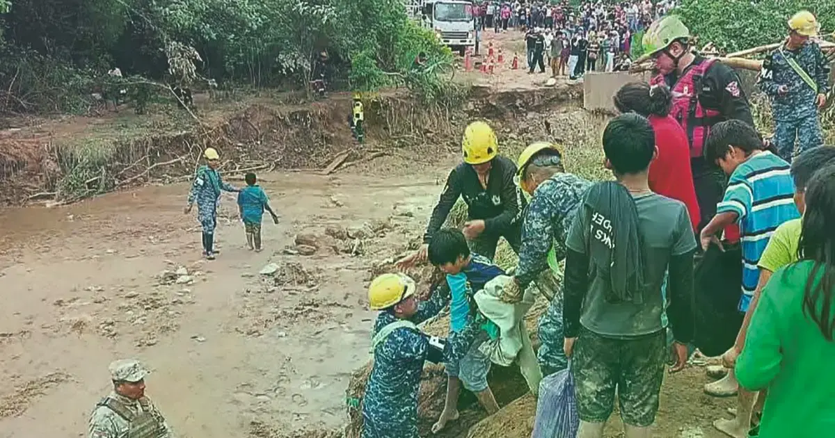 Brigadas de rescate y evacuación prestan auxilio a los afectados por la riada.