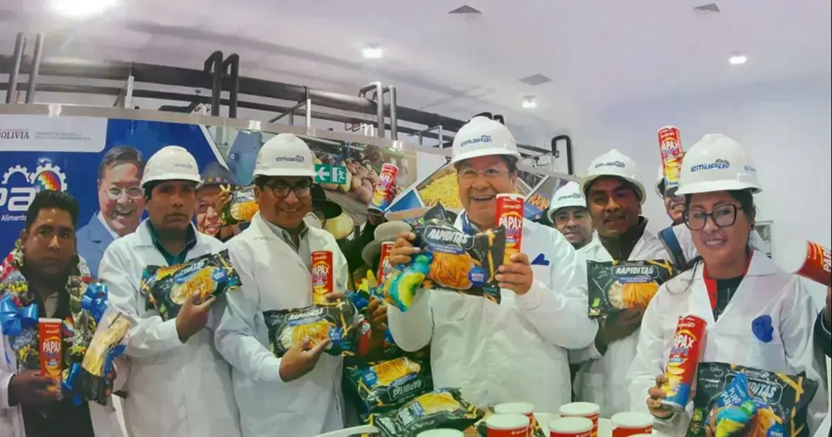 El expresidente Luis Arce, la alcaldesa de El Alto Eva Copa y el exgerente de Emapa, Franklin Flores, en una planta de papas