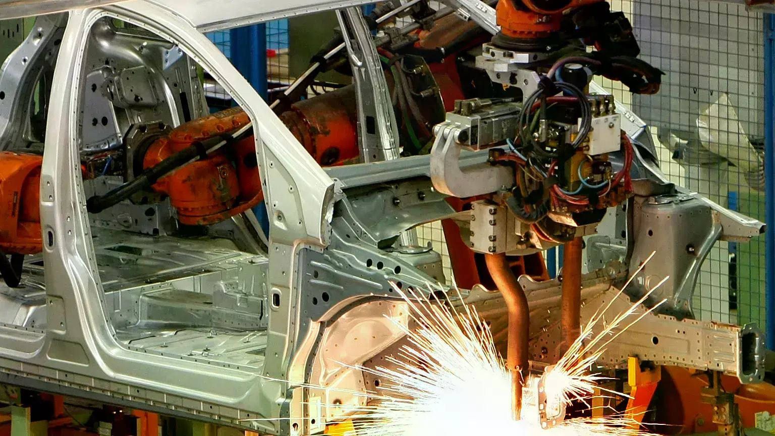 Un robot suelda la carrocería de un Mercedes-Benz Clase B en una planta de Rastatt, Alemania.