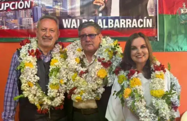 El exdefensor del Pueblo, Waldo Albarracín (c).