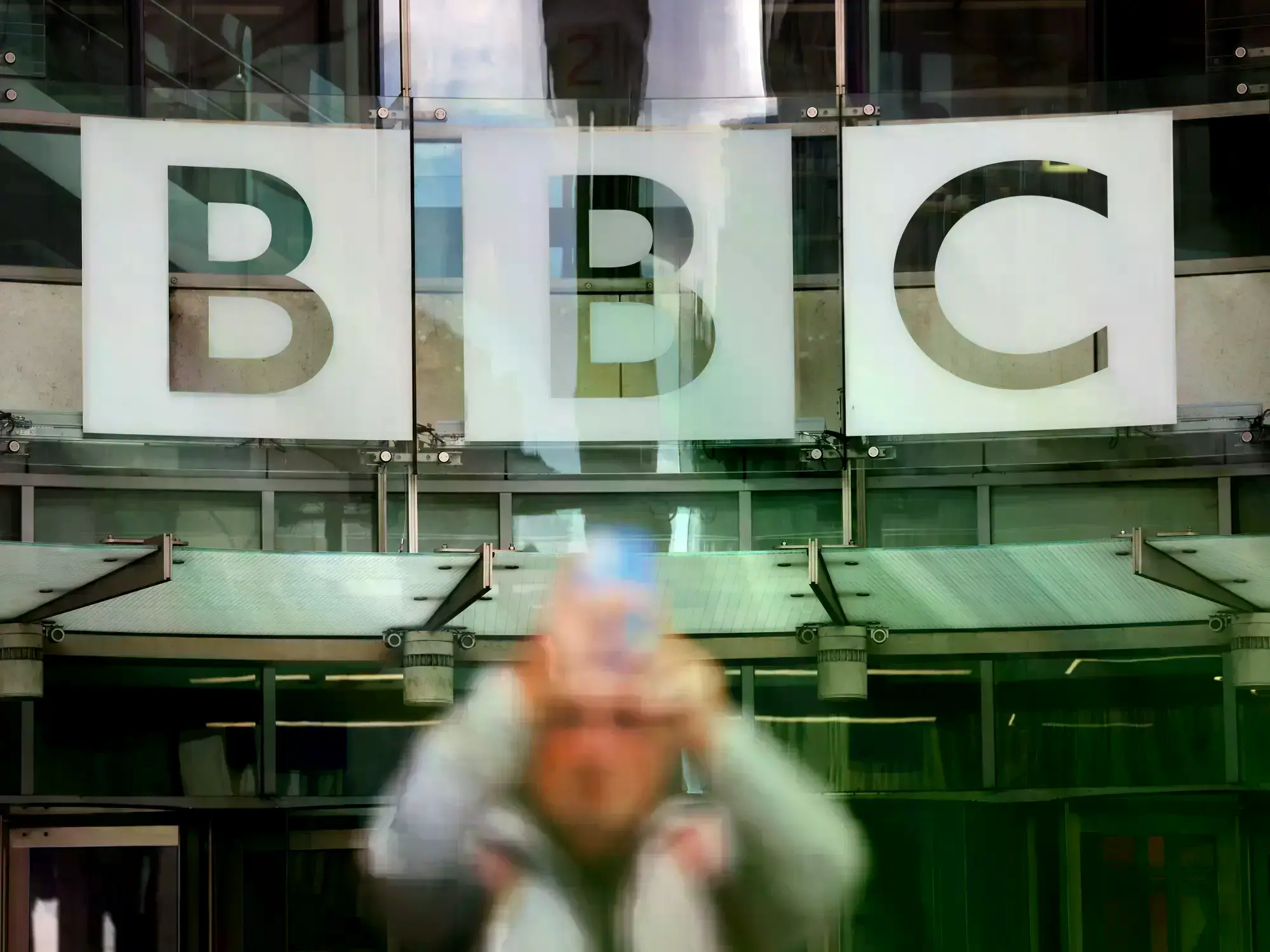 Trump presenta una demanda solicitando 10.000 millones de dólares en daños a la BBC.