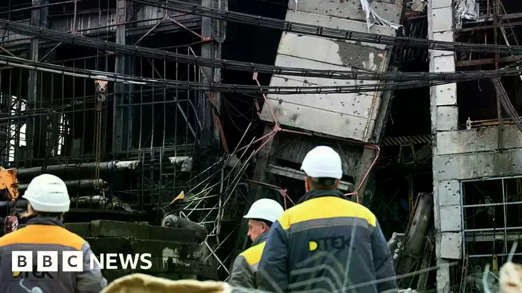 Un trabajador de DTEK inspecciona equipos dañados en una central eléctrica.