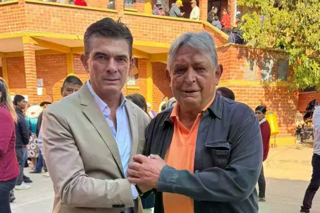 El presidente Rodrigo Paz y su padre, el exmandatario Jaime Paz.