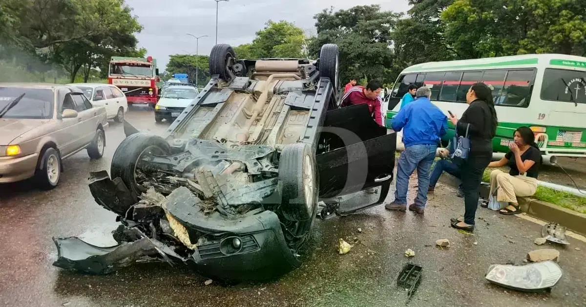 Vehículo volcado tras colisionar con un poste en la doble vía a La Guardia.